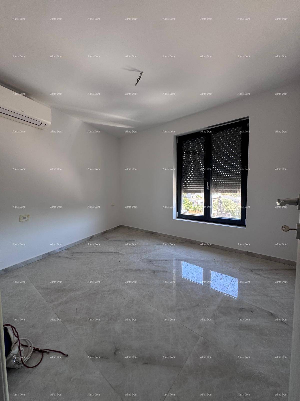 Helles Schlafzimmer mit glänzenden Marmorfliesen, weißen Wänden, Fenster mit Rollladen und Klimaanlage.