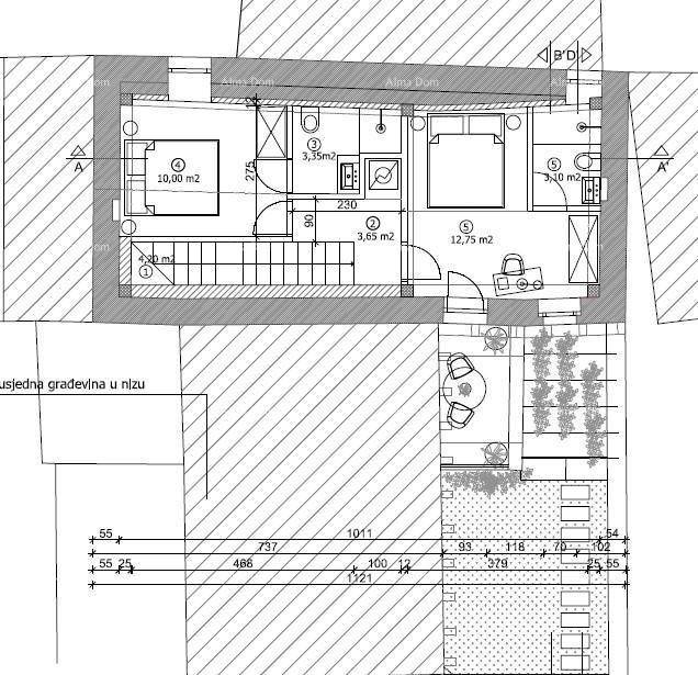 Grundriss des Obergeschosses mit zwei Schlafzimmern, zwei Bädern und Zugang zu einer Außenterrasse mit Pergola.