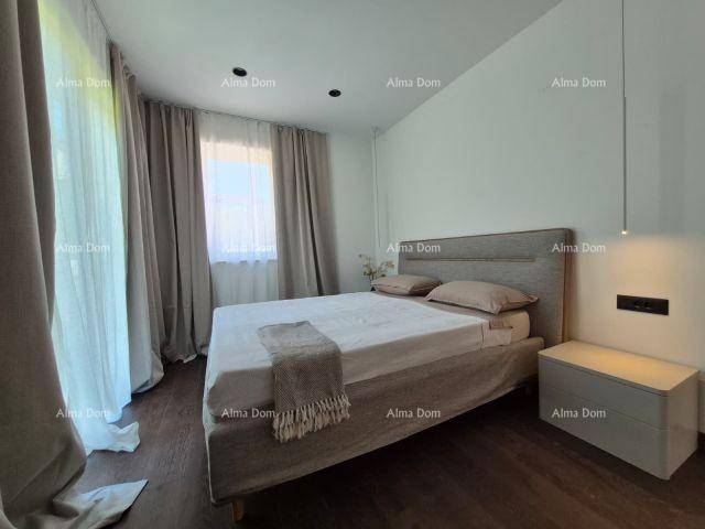 Helles Schlafzimmer mit Doppelbett, Vorhängen und dunklem Holzboden.