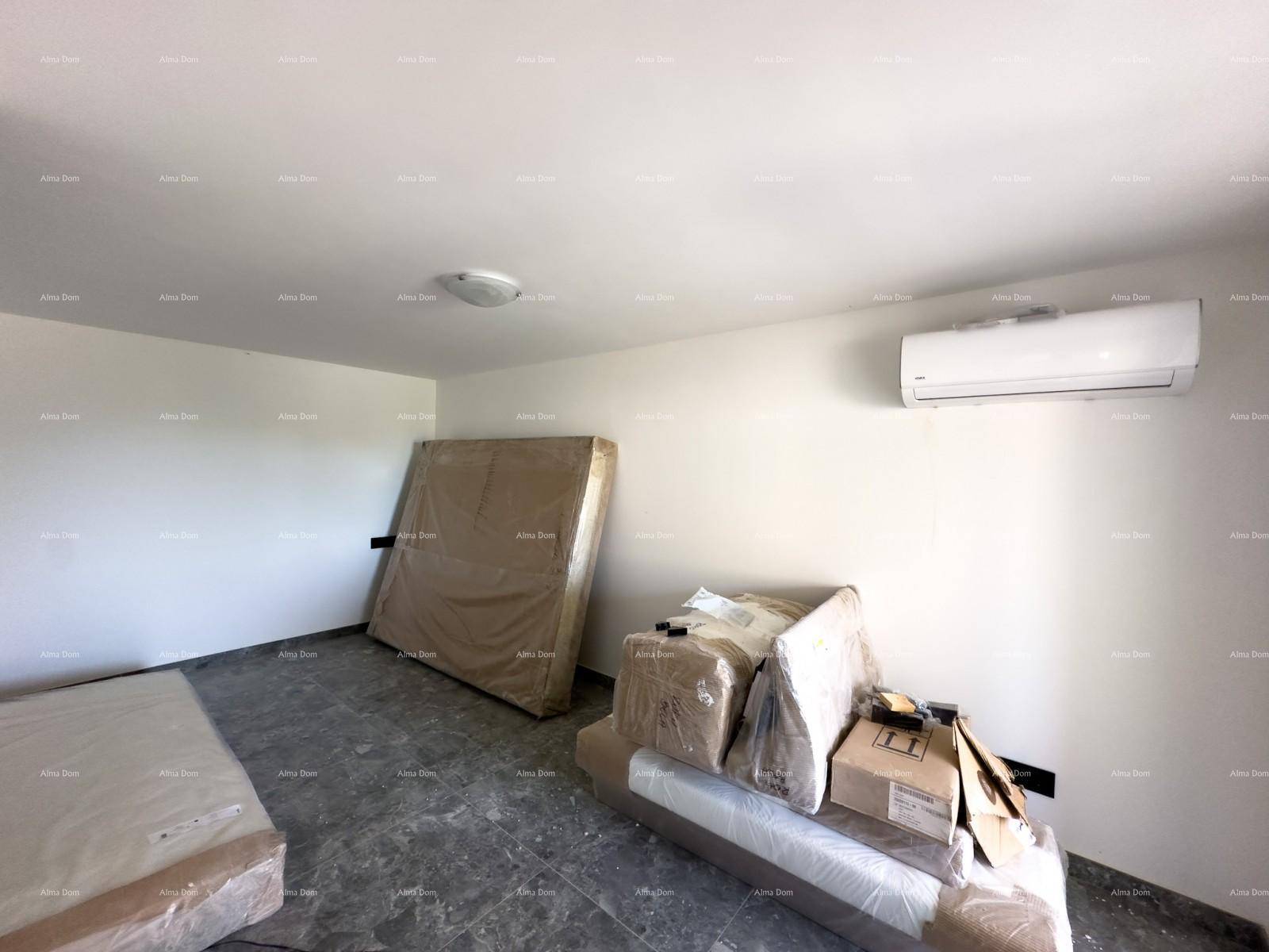 Leeres Schlafzimmer mit Klimaanlage und grauen Fliesen, bereit für die Einrichtung in einem Neubau.