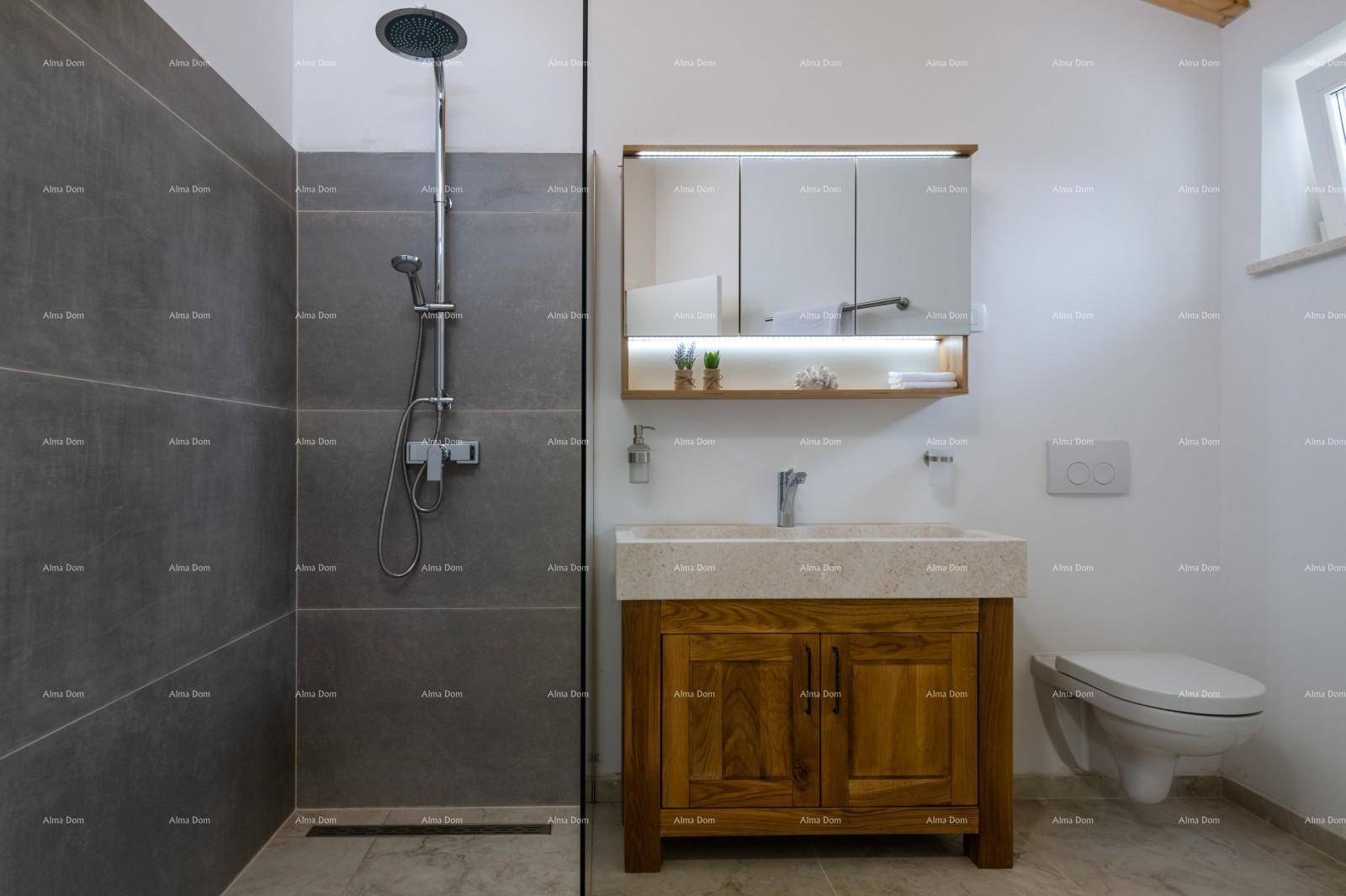 Modernes Badezimmer mit ebenerdiger Dusche, Wand-WC und Waschtisch mit Holzunterschrank.