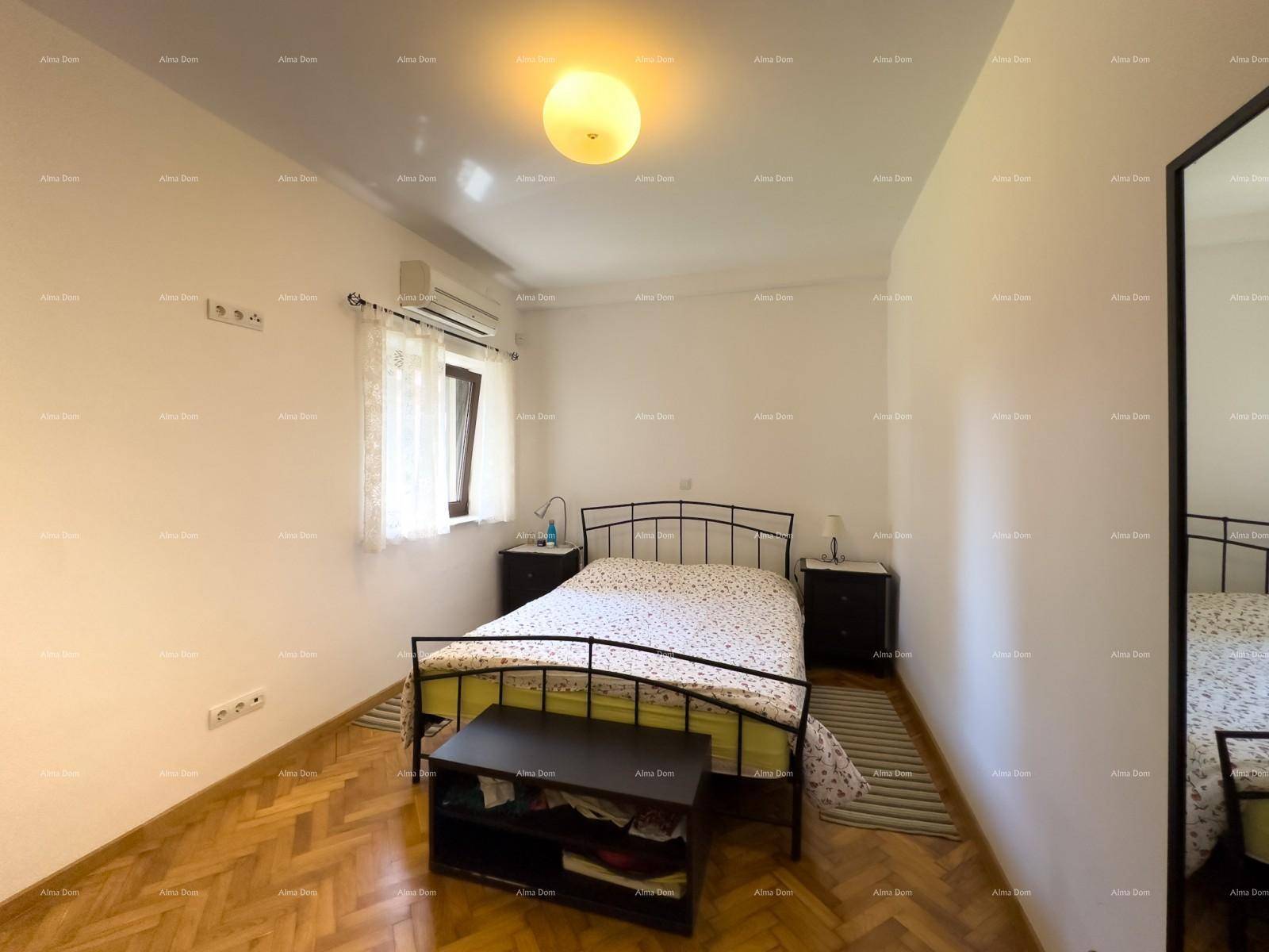 Gemütliches Schlafzimmer mit Doppelbett, Nachttischen und Fenster.