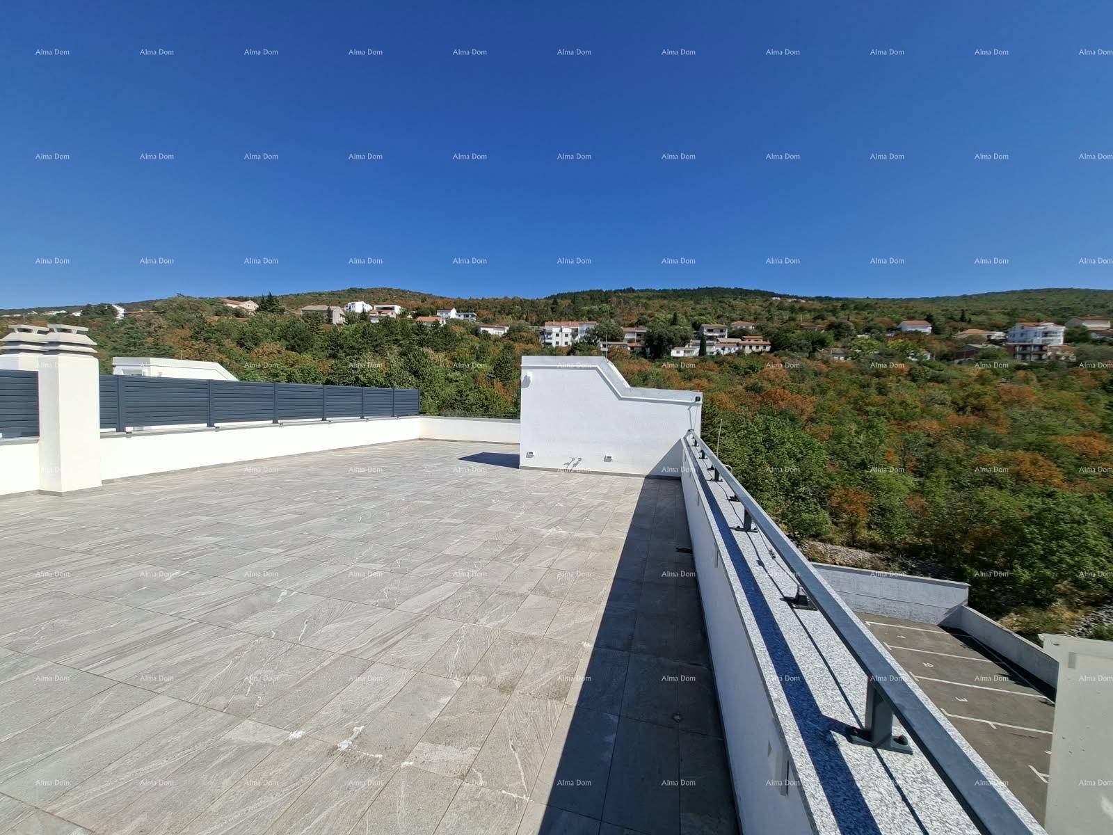 Geräumige Dachterrasse mit Blick auf die grünen Hügel und die umliegende Wohnbebauung.