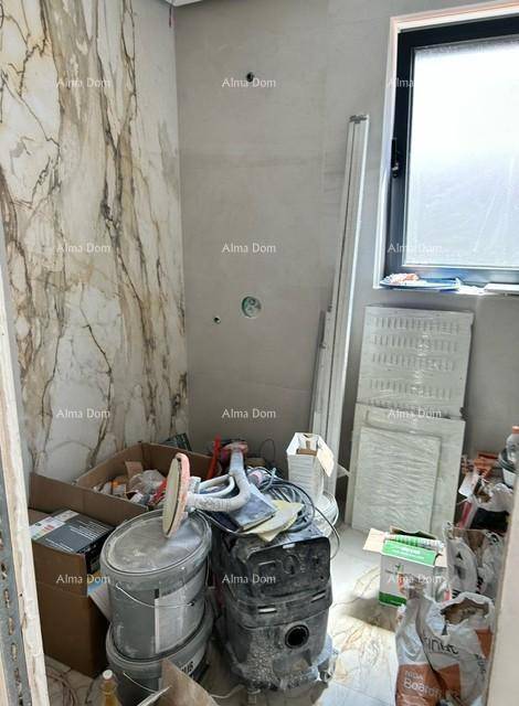 Badezimmer im Bau mit Marmoroptik-Fliesen und Baumaterialien, bereit für die Installation.