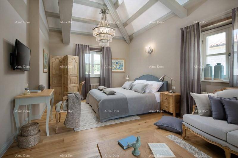 Elegantes Schlafzimmer mit Holzboden, hohen Decken und einem Kronleuchter, eingerichtet im klassischen Stil.