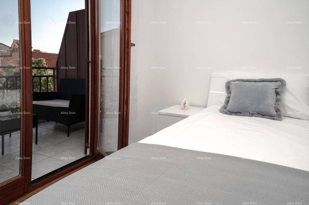 Schlafzimmer mit direktem Zugang zu einem Balkon, der mit Outdoor-Möbeln ausgestattet ist.