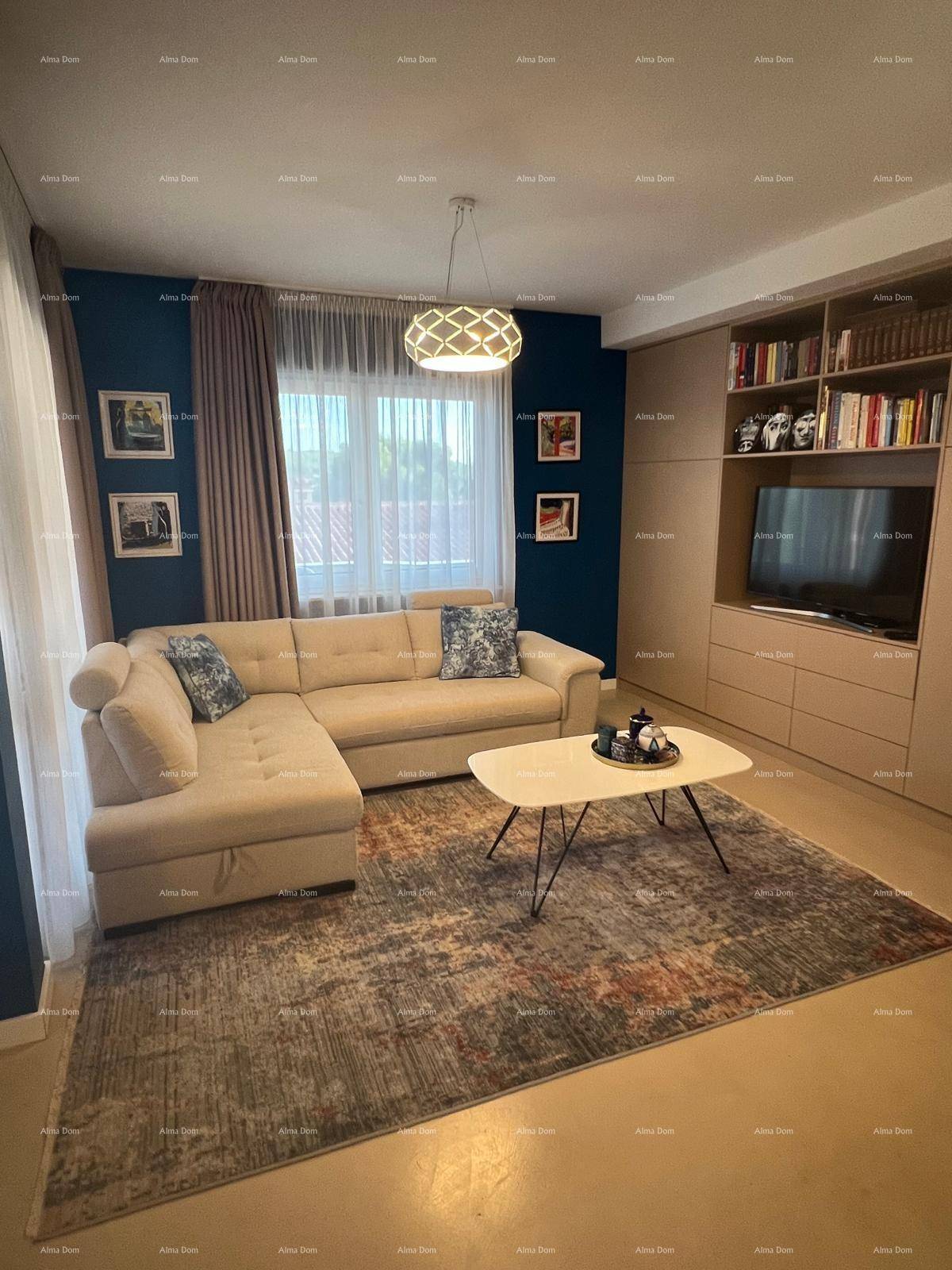 Gemütliches Wohnzimmer mit beigem Ecksofa, modernem Teppich und integriertem TV-Regalsystem an einer blauen Akzentwand.