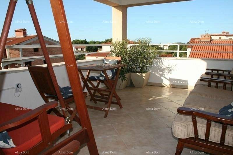Sonnige Dachterrasse mit Fliesenboden, bequemen Sitzgelegenheiten und einem weiten Blick über die Umgebung.