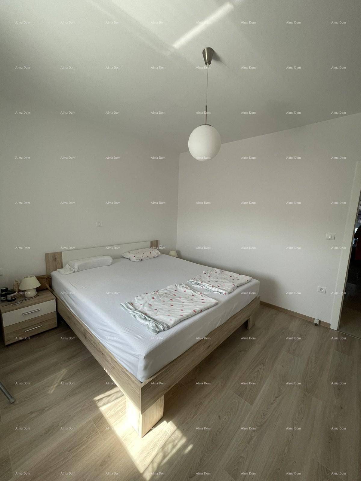 Gemütliches Schlafzimmer mit Doppelbett, Nachttisch und hellem Laminatboden.