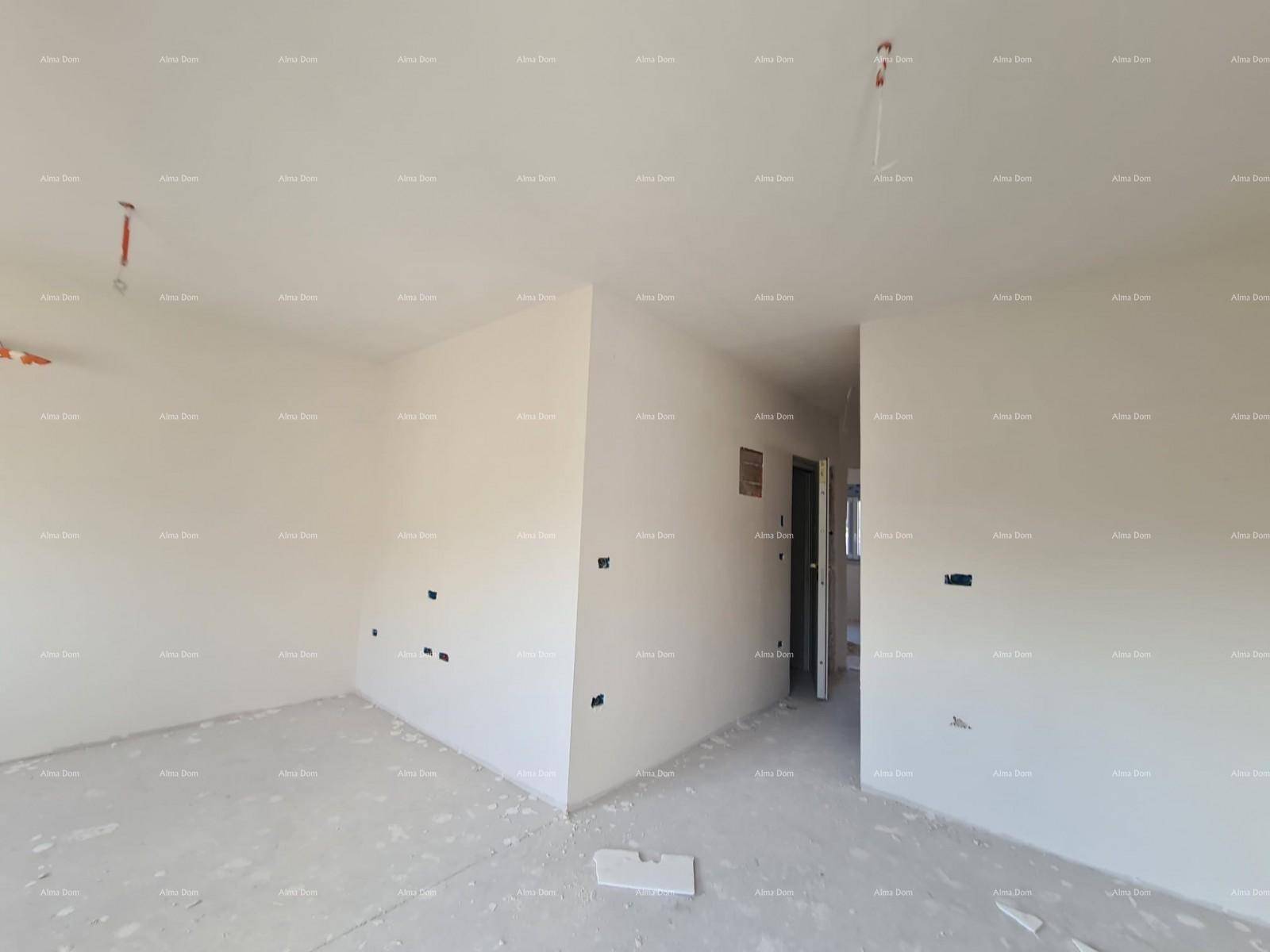 Großer, unfertiger Wohnbereich mit weißen Wänden und sichtbaren Elektroinstallationen.
