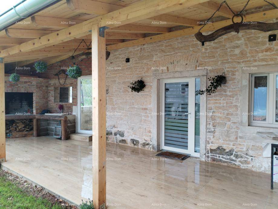 Überdachte Terrasse mit Holzboden und Außenkamin, ideal für gesellige Stunden im Freien.