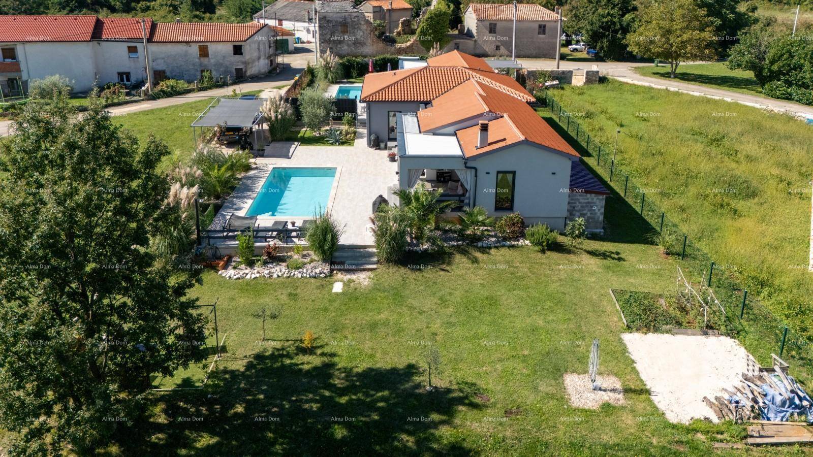 Luftaufnahme des Anwesens mit großem Garten, Pool und umliegender Landschaft.