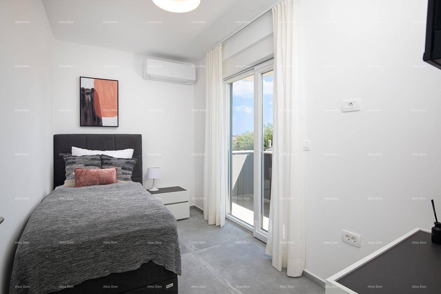 Helles Schlafzimmer mit Einzelbett, Klimaanlage und Zugang zu einem Außenbereich.