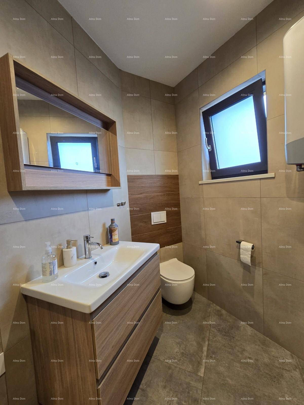 Helles Badezimmer mit modernem Waschtisch, Spiegel und wandhängendem WC, ausgestattet mit beigen Fliesen.