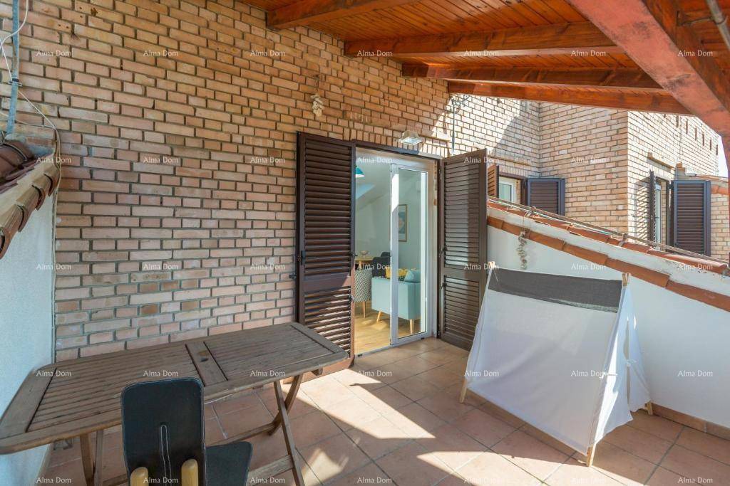 Geräumige Terrasse mit Ziegelwänden, Holzdach und einem Holztisch, ideal für Mahlzeiten im Freien.