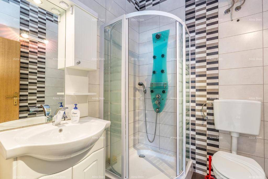Modernes Badezimmer mit Duschkabine, Waschbecken, Toilette und auffälligen Fliesen.