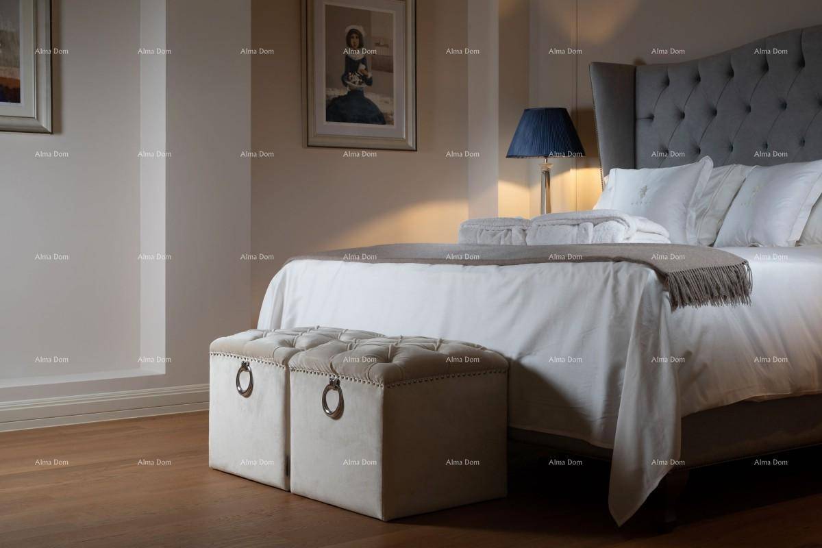 Elegantes Schlafzimmer mit großem gepolstertem Bett und weichem Teppichboden.