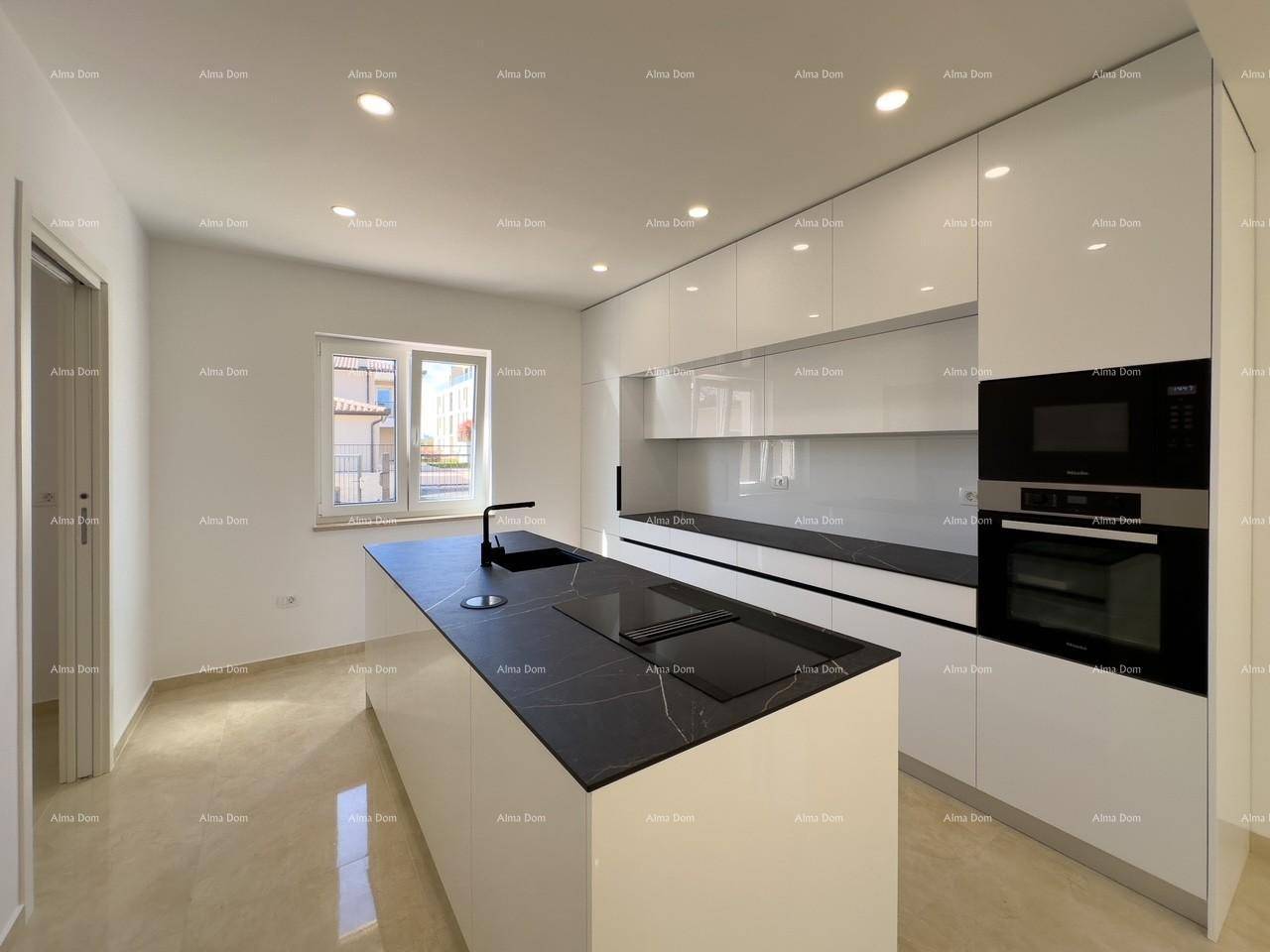 Elegante, moderne Küche mit weißer Hochglanzfront, dunkler Arbeitsplatte und integriertem Induktionskochfeld.