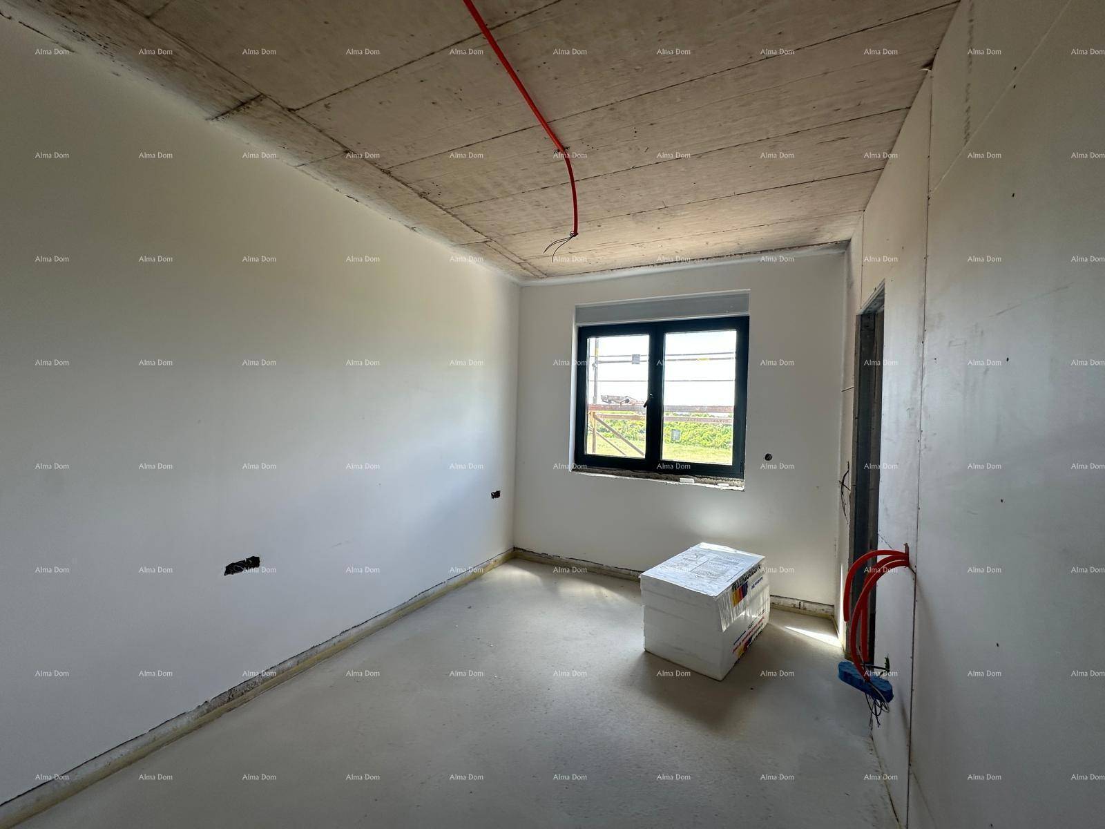 Unfertiger Raum mit Fenster und sichtbaren Installationen an der Wand, bereit für den Ausbau.