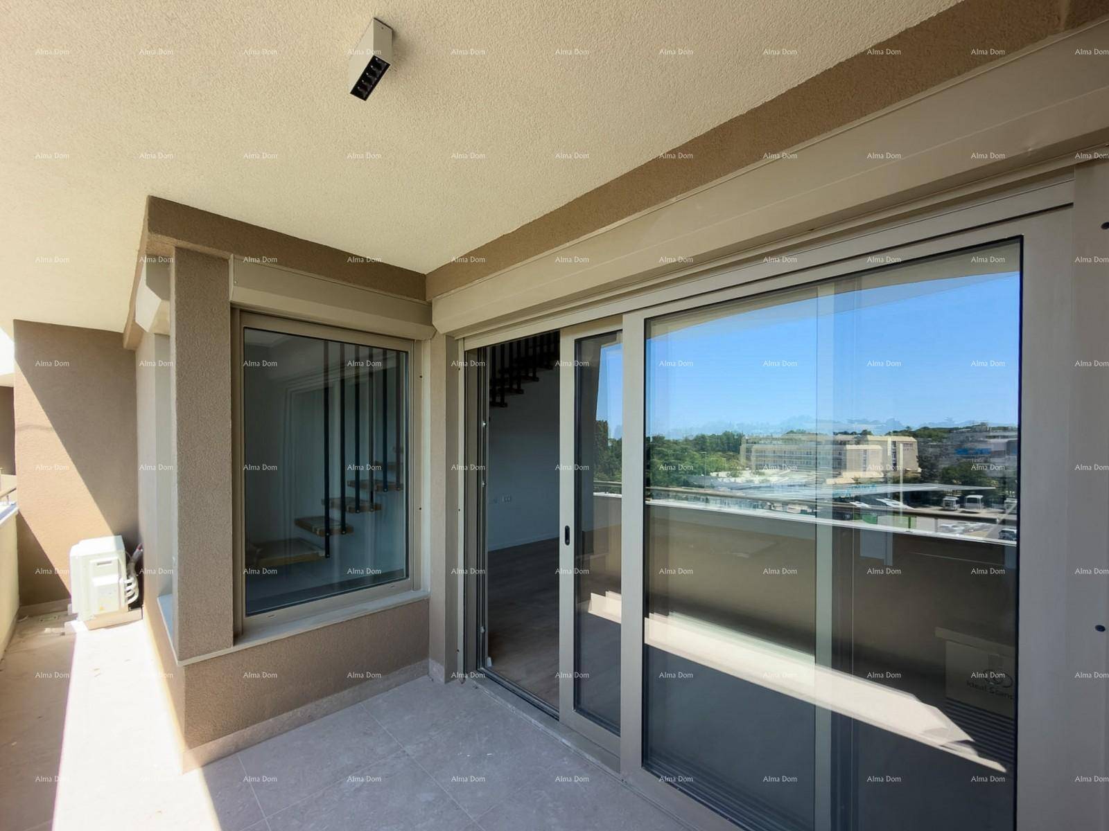 Geräumiger Balkon mit Fliesenboden und Schiebetüren, der einen Blick auf die Umgebung bietet.