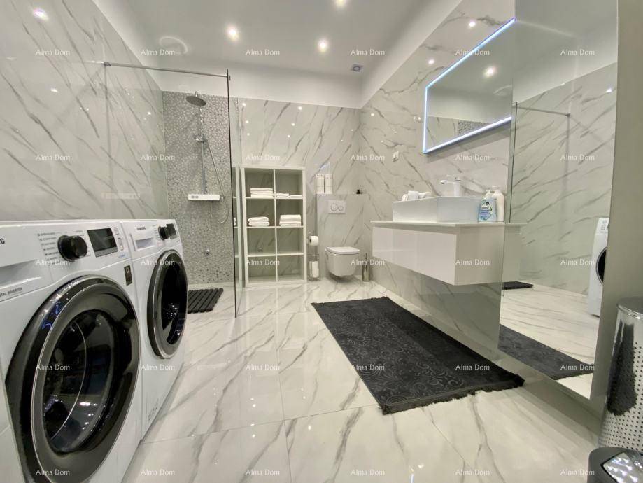 Modernes Badezimmer mit Marmorfliesen, ebenerdiger Dusche und Waschmaschine.