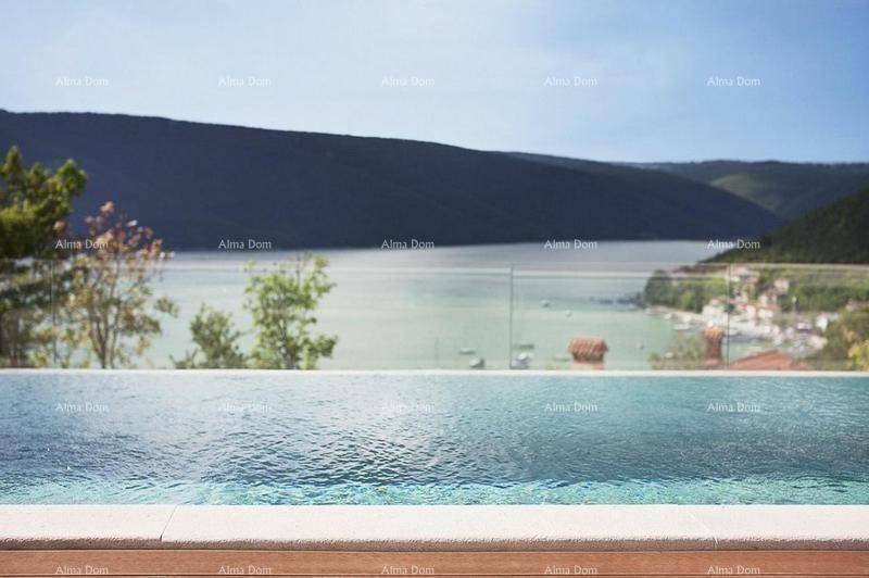 Infinity-Pool mit atemberaubendem Blick auf einen See und die umliegende grüne Landschaft.