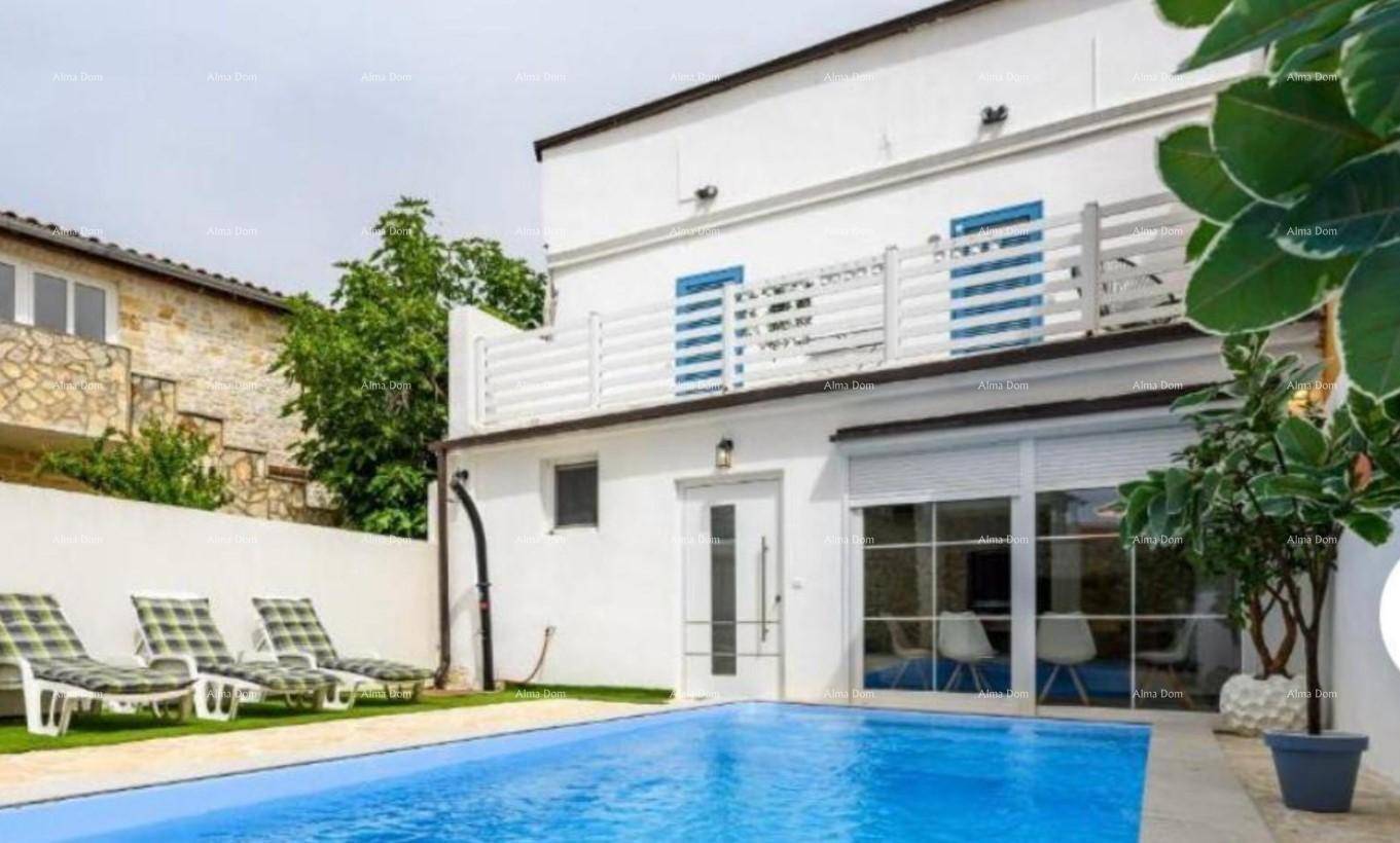 Moderner Außenbereich mit Swimmingpool, Liegestühlen und weißer Gebäudefassade mit Balkon.