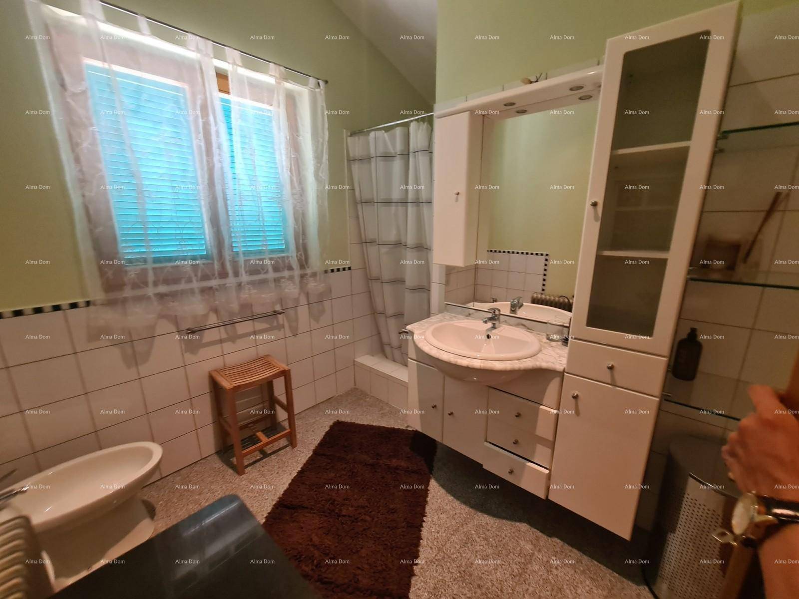 Badezimmer mit Waschbecken, Toilette, Bidet und Duschbereich, in hellgrünen und weißen Tönen.