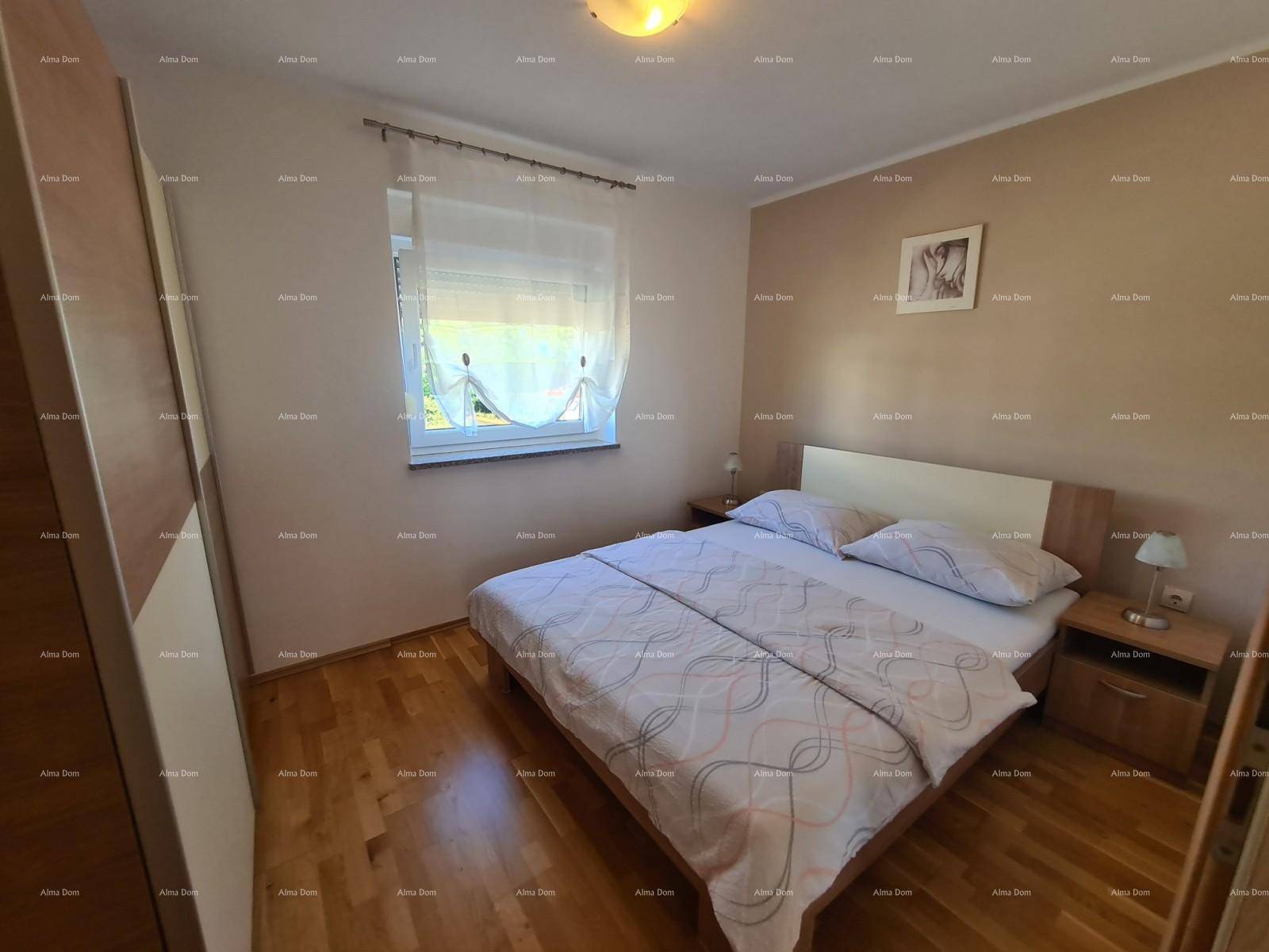 Gemütliches Schlafzimmer mit Doppelbett, Nachttischen und Kleiderschrank, mit Holzboden.