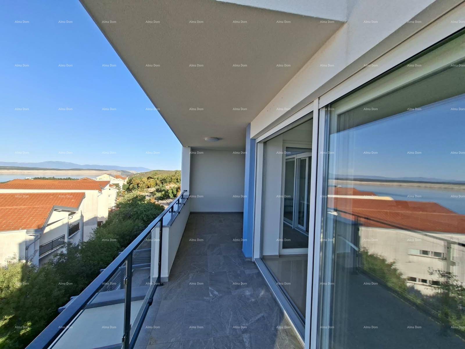 Langer Balkon mit Glasgeländer und Fliesenboden, ideal für entspannte Stunden mit Meerblick.