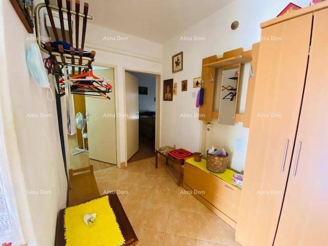 Eingangsbereich mit Garderobe, Spiegel und Schrank, gefliestem Boden und hellem Ambiente.