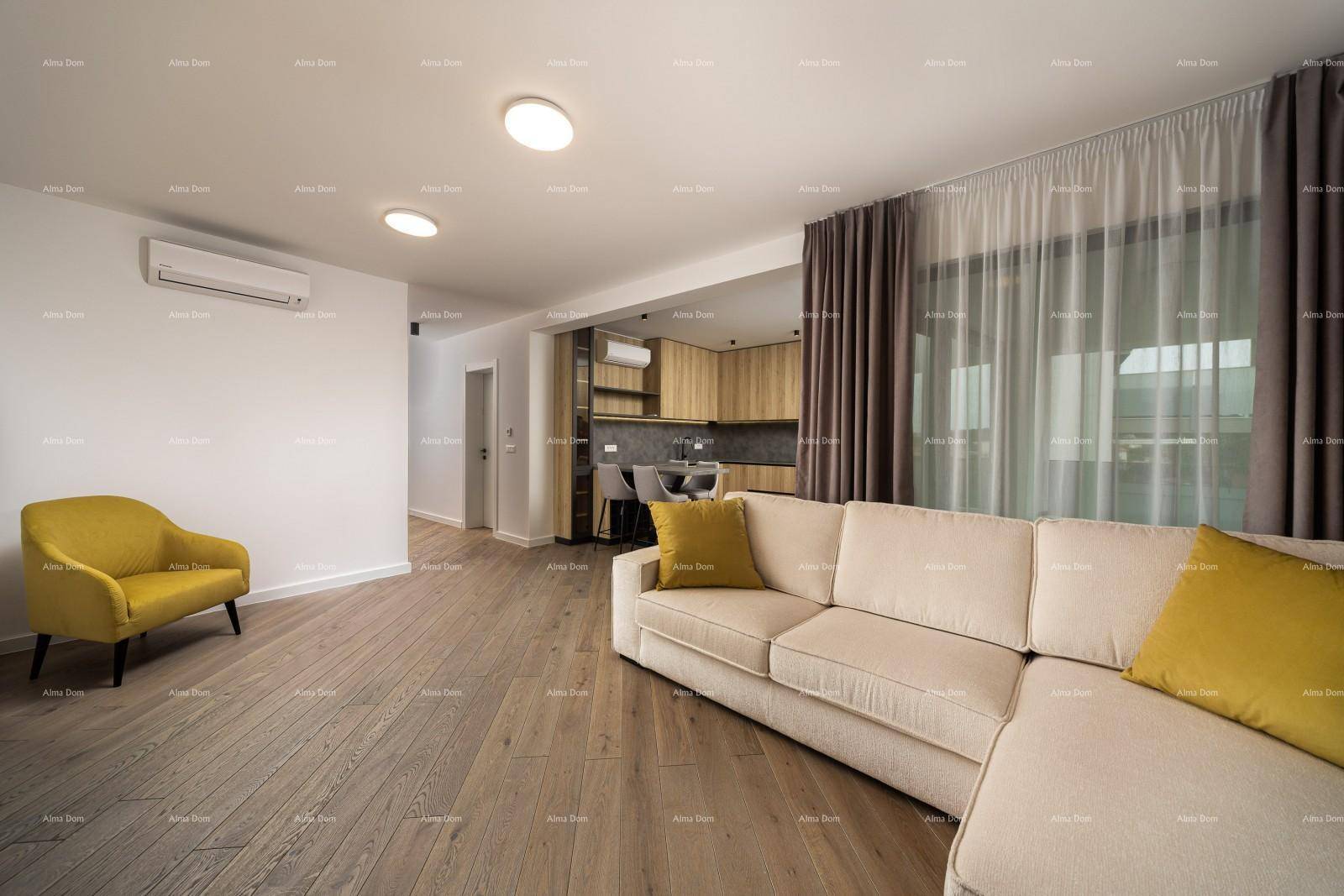 Offener Wohnbereich mit beigem Sofa, gelbem Sessel und Blick zur Küche.