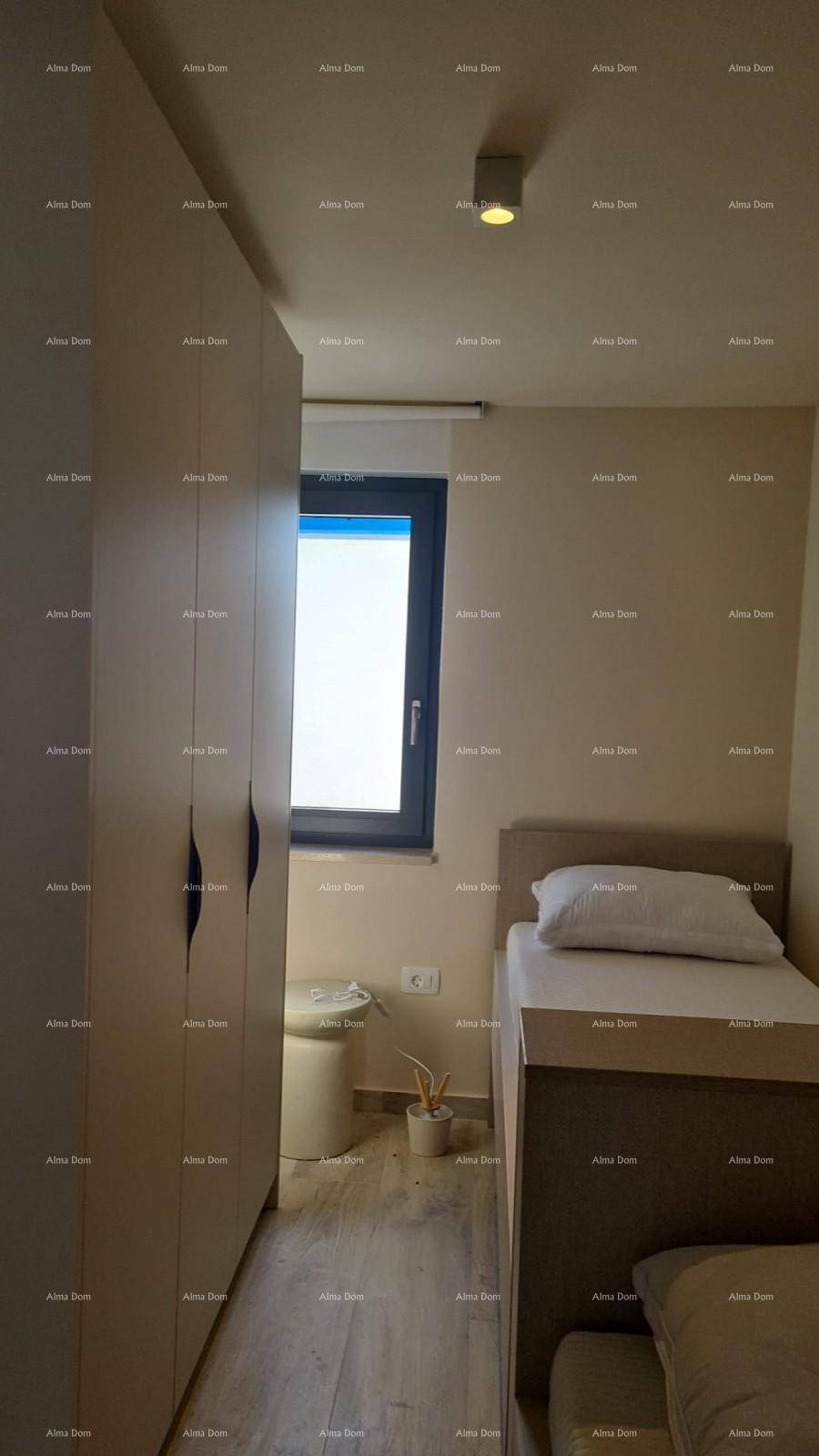 Schlafzimmer mit Einzelbett, Einbauschrank und Fenster für natürliches Licht und Belüftung.