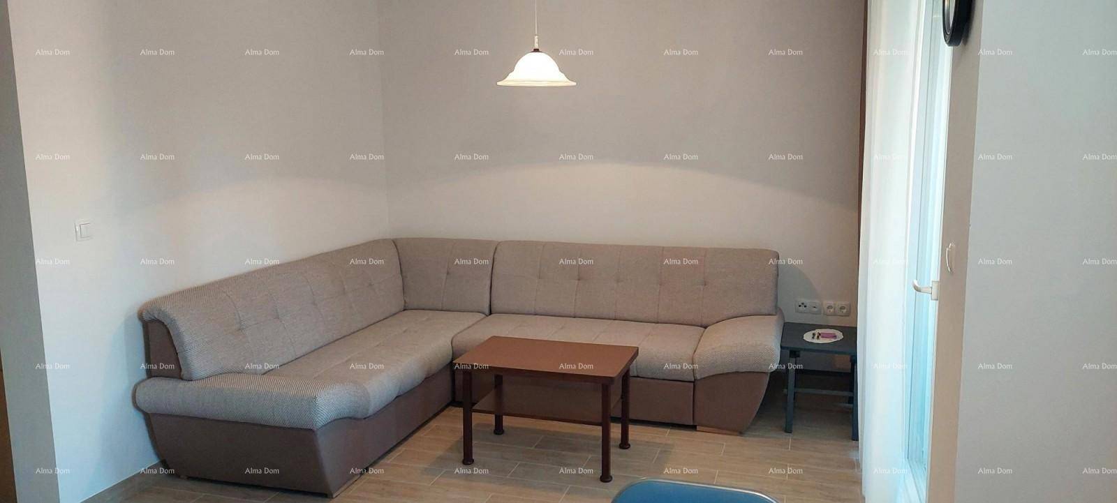 Komfortables Wohnzimmer mit Ecksofa, Beistelltisch und hellem Ambiente durch Balkontür.