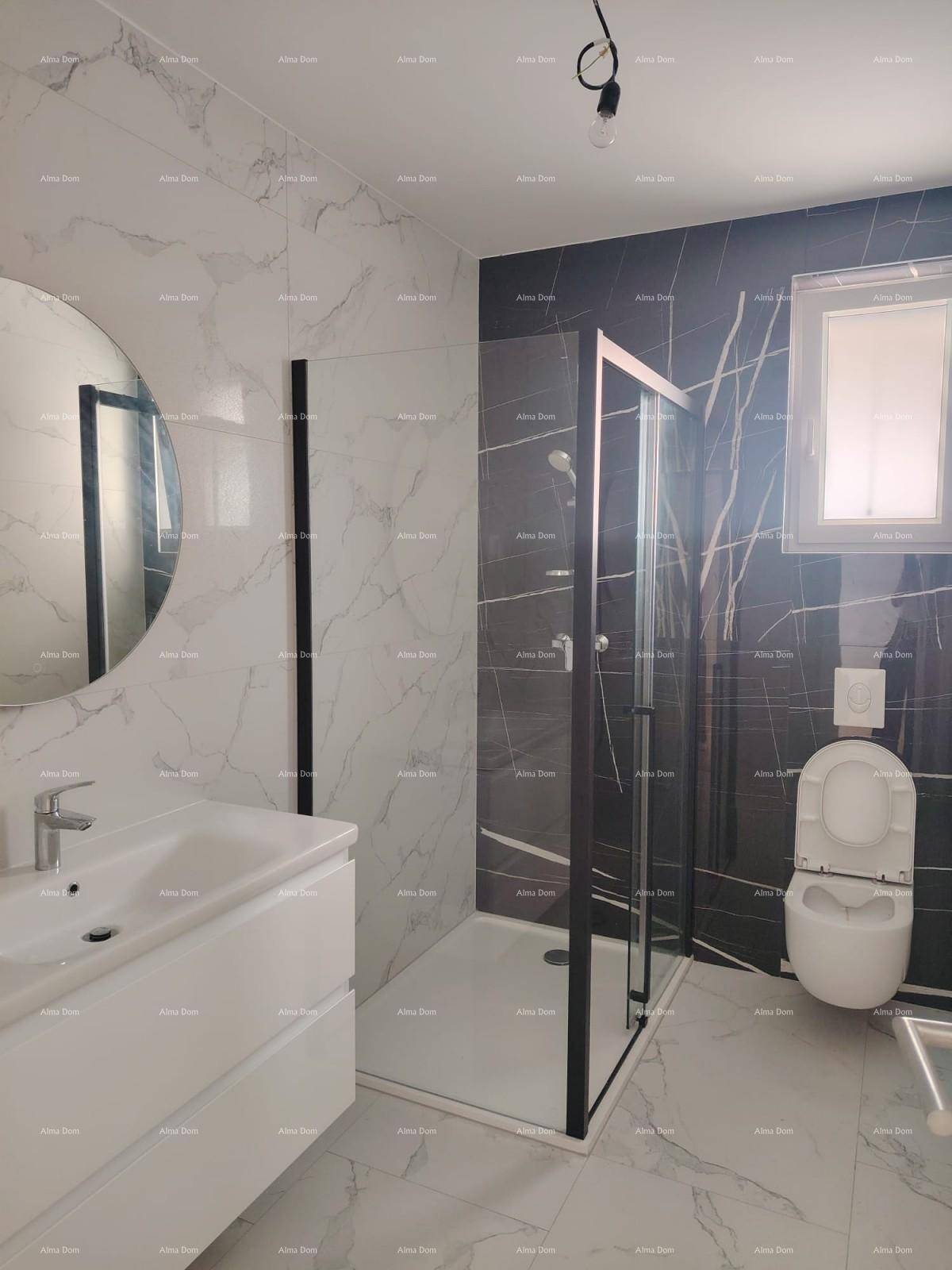 Elegantes Badezimmer mit modernen Marmorfliesen, begehbarer Dusche und Fenster.