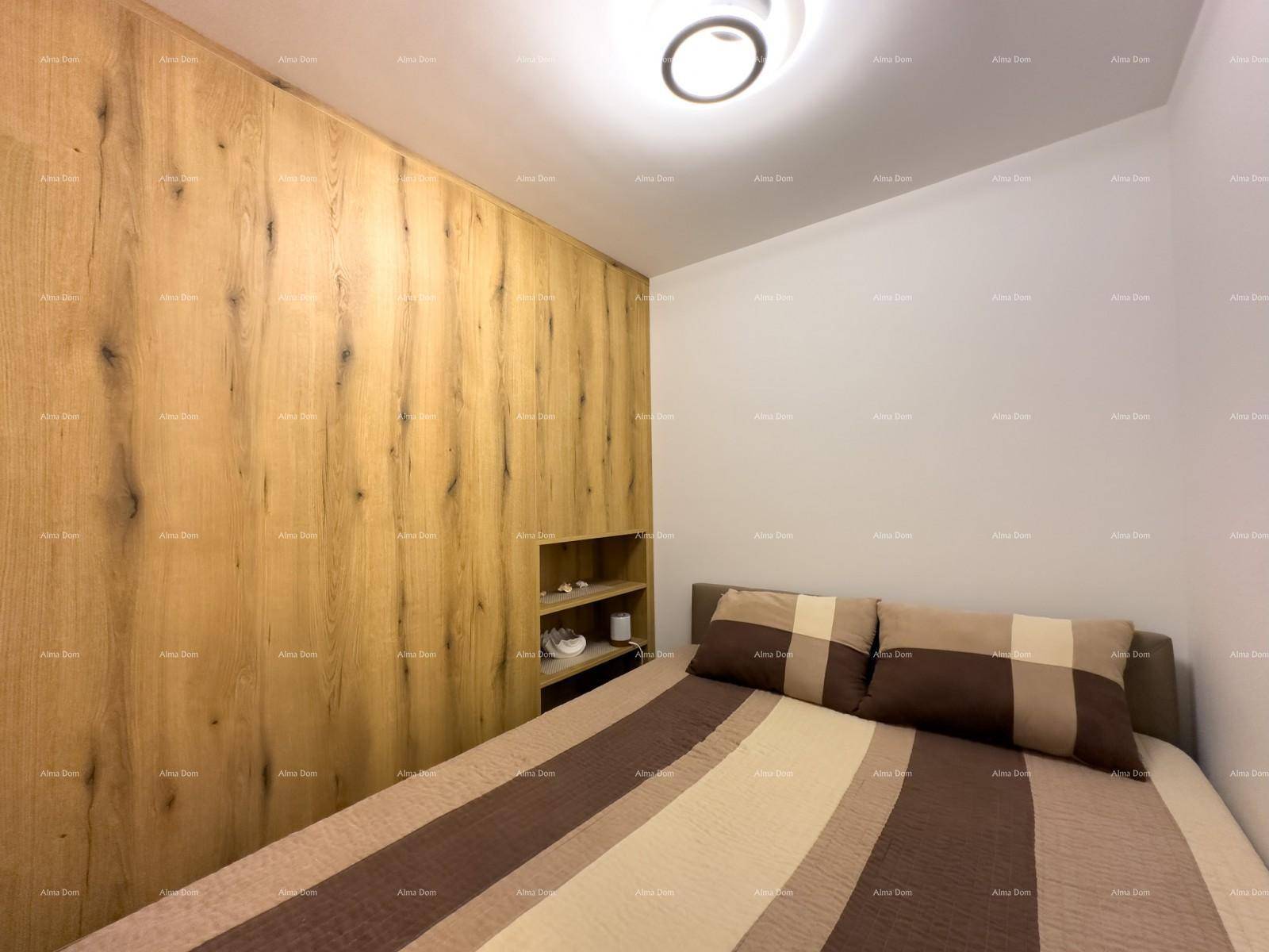 Gemütliches Schlafzimmer mit Holzwandverkleidung und integrierten Ablagen.