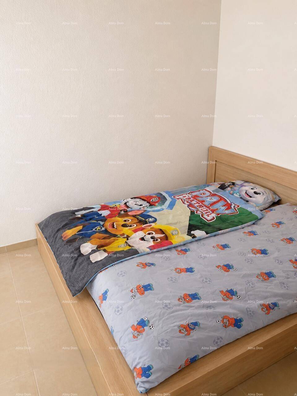 Kinderzimmer mit Einzelbett und bunter Bettwäsche, ideal für junge Bewohner und spielerische Nächte.