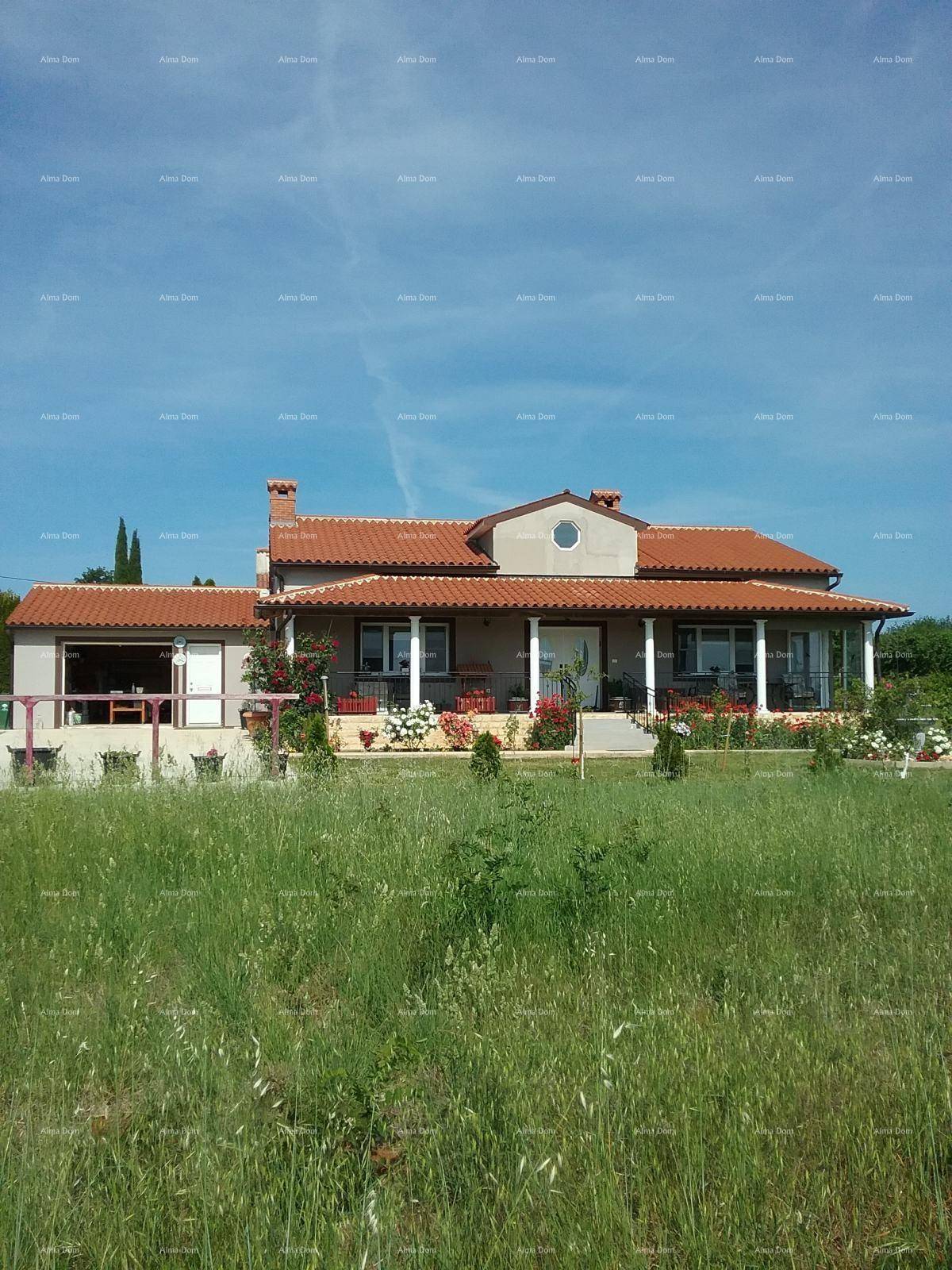 Weitläufige Ansicht des Hauses mit rotem Ziegeldach und umliegender grüner Landschaft.