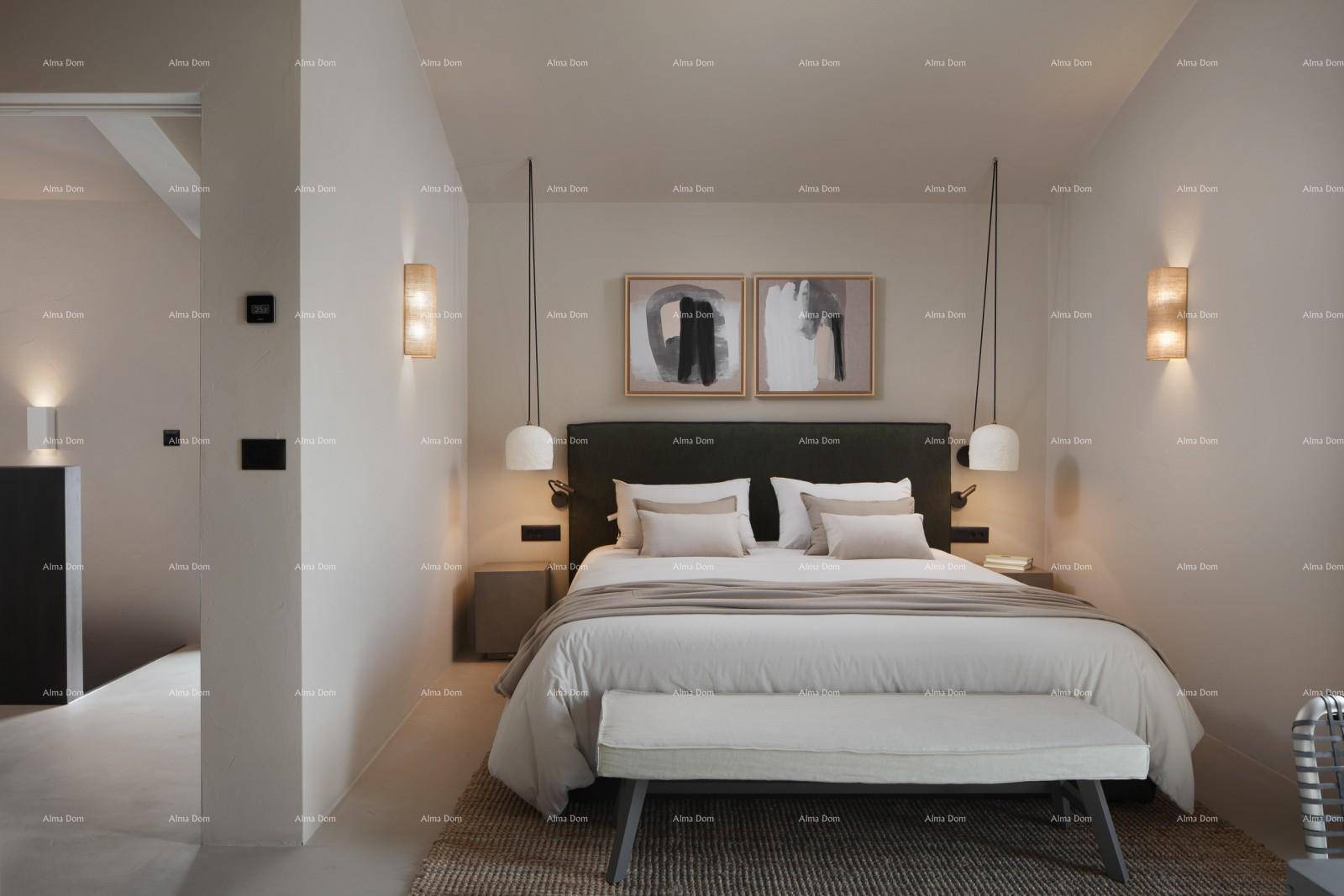 Gemütliches Schlafzimmer mit Doppelbett, modernen Leuchten und weichen Textilien.