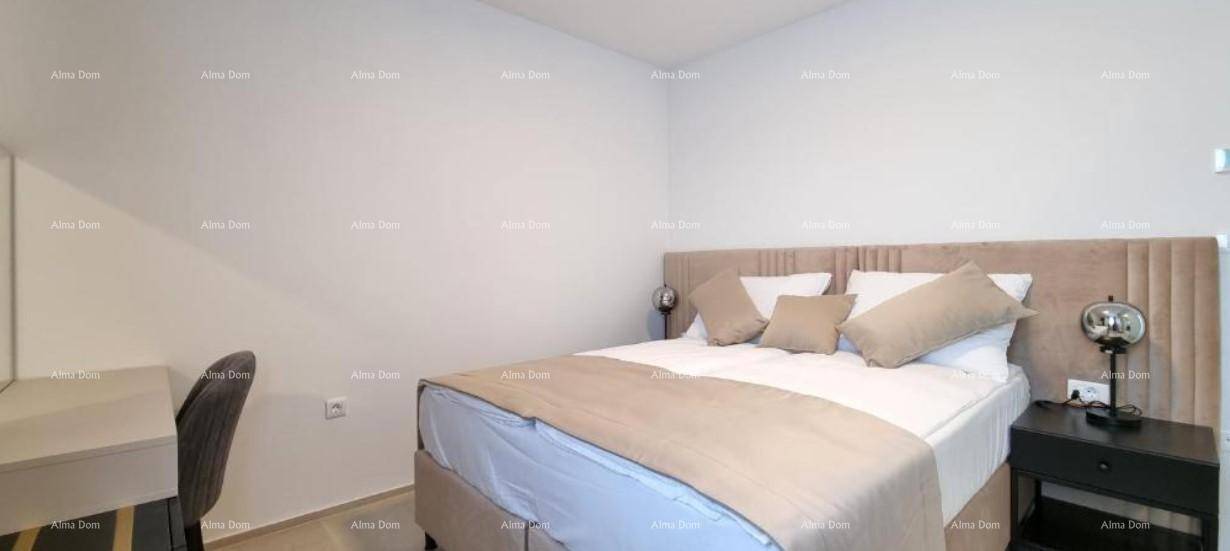 Gemütliches Schlafzimmer mit hellem Bett, Schreibtisch und einer Dachschräge, die Charakter verleiht.