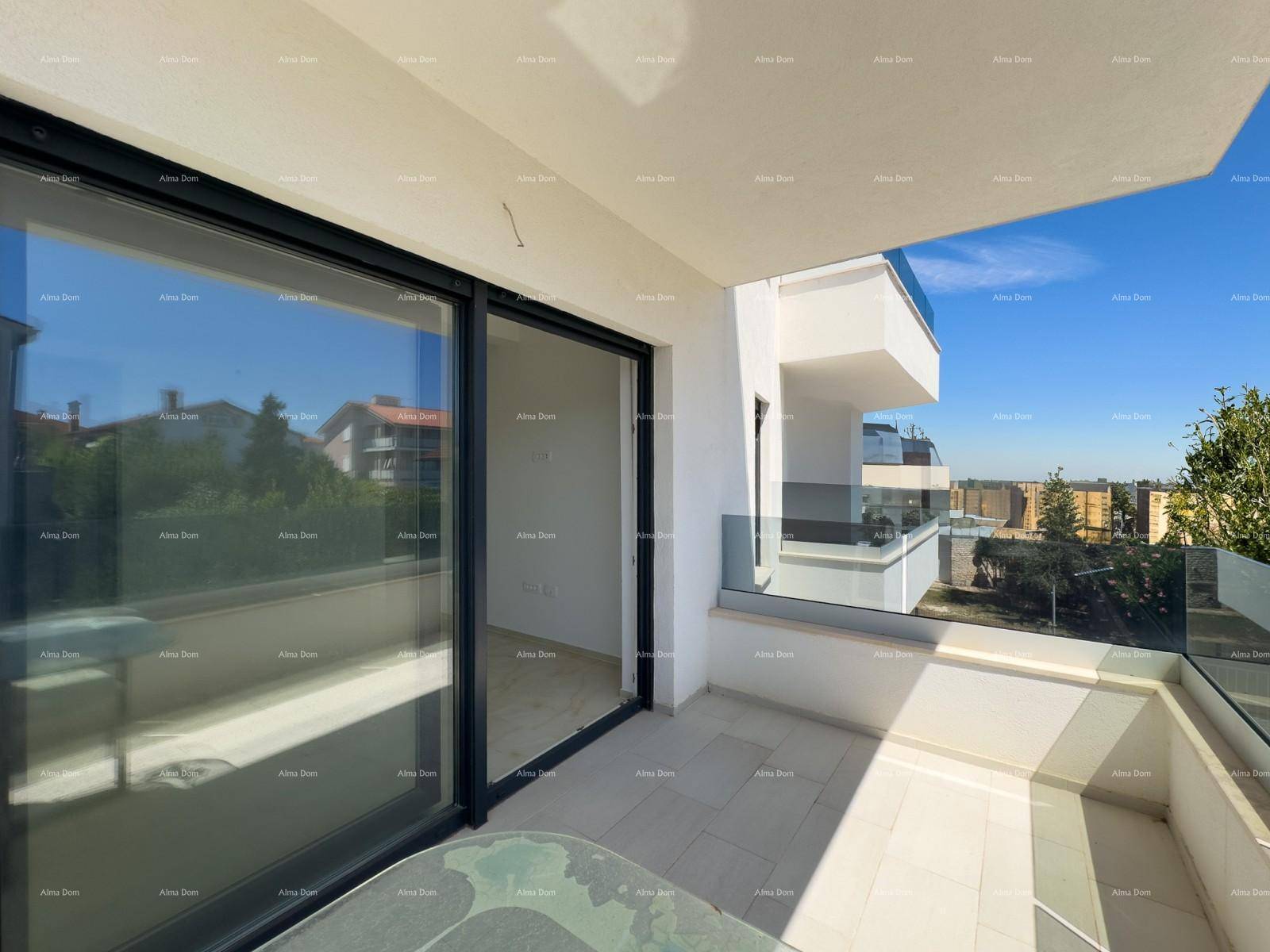 Geräumiger Balkon mit modernem Glasgeländer und weitem Blick auf die umliegende Bebauung.
