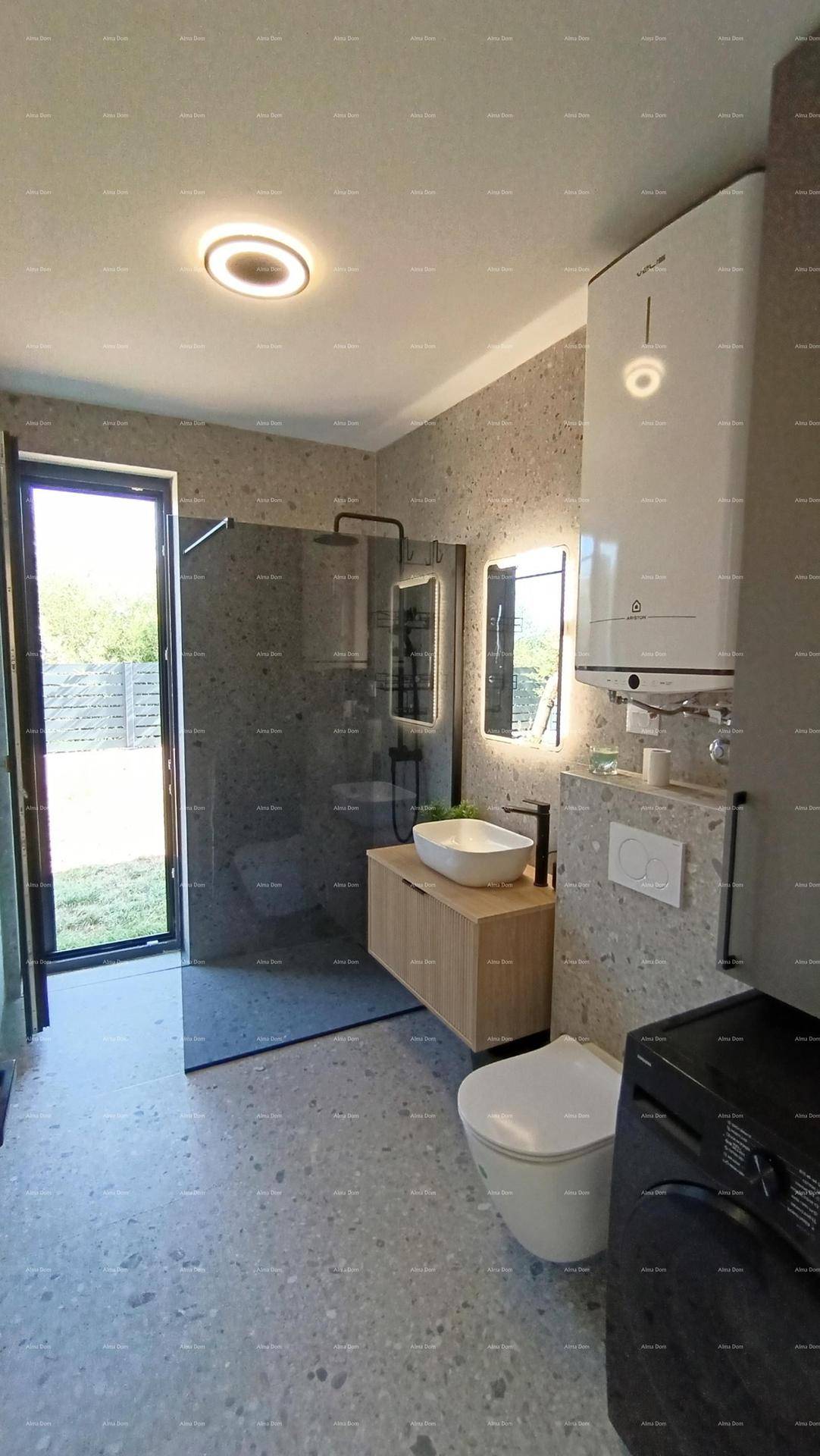 Modernes Badezimmer mit begehbarer Dusche, Hänge-WC und Fenster für Tageslicht.