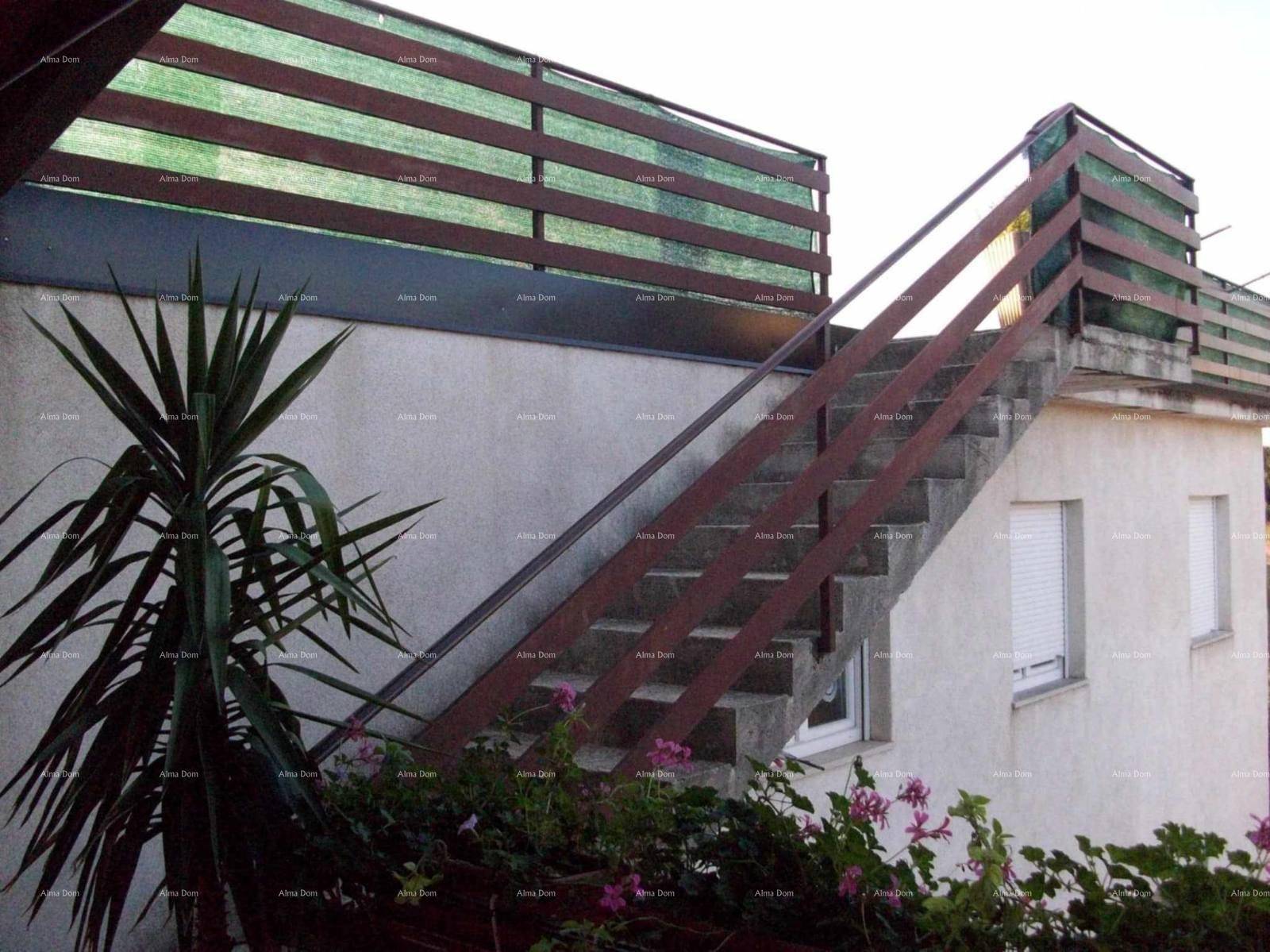 Außentreppe, die zu einer oberen Ebene oder Dachterrasse des Hauses führt.