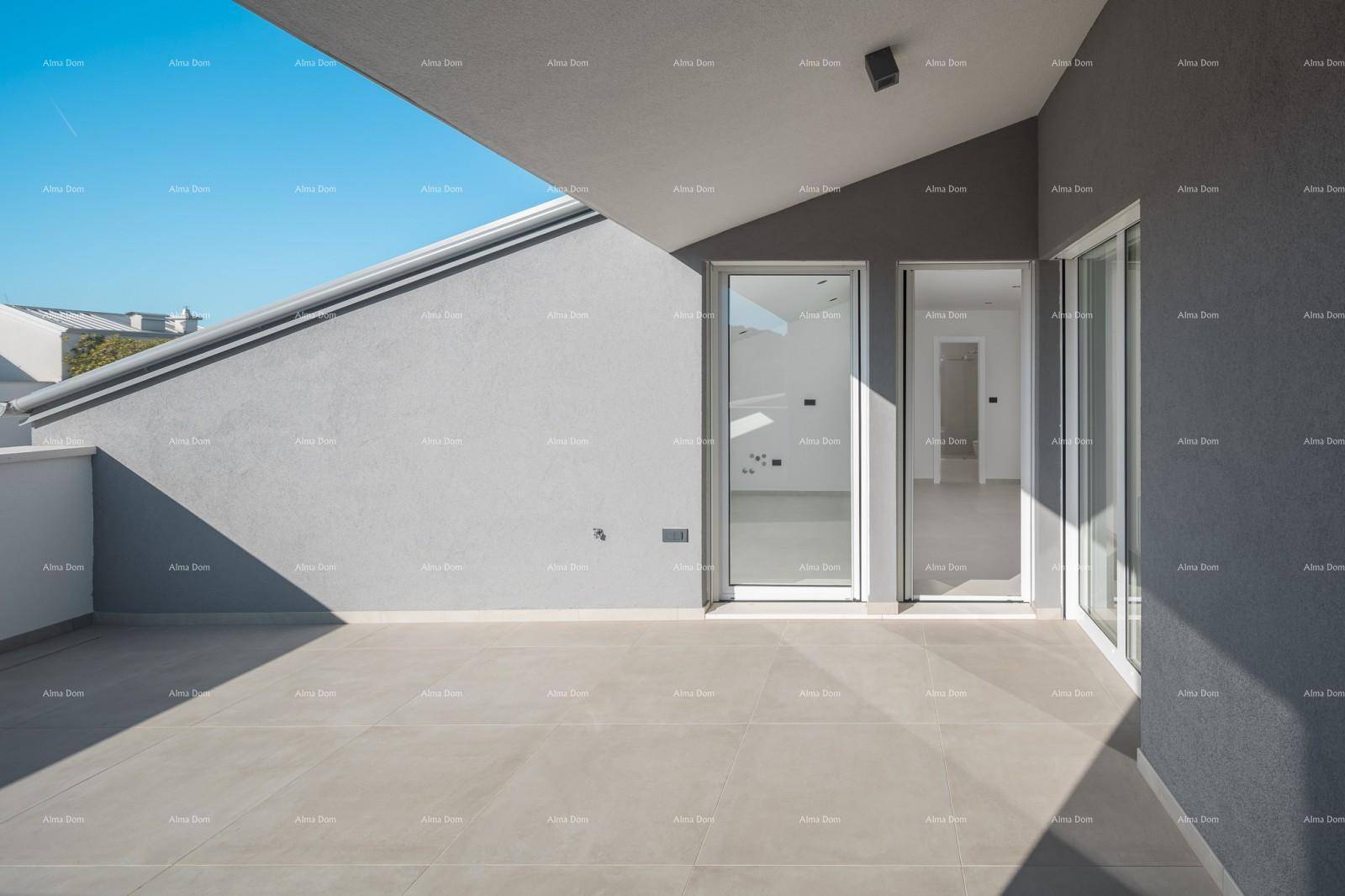 Große Terrasse mit Zugang zum Innenbereich und moderner Fassadengestaltung.