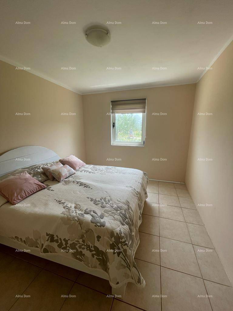 Helles Schlafzimmer mit Doppelbett, beigen Wänden und Fliesenboden, ideal für erholsame Nächte.
