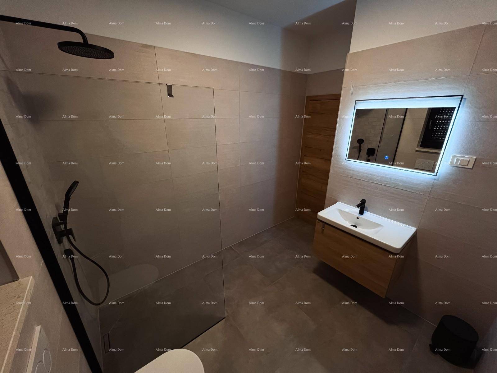 Helles Badezimmer mit begehbarer Dusche, modernem Waschtisch und beleuchtetem Spiegelschrank, der für viel Licht sorgt.