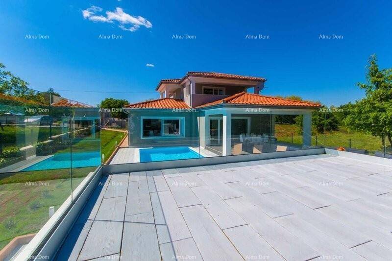 Große Dachterrasse mit Glasgeländer, Blick auf den Pool und die umliegende Landschaft.