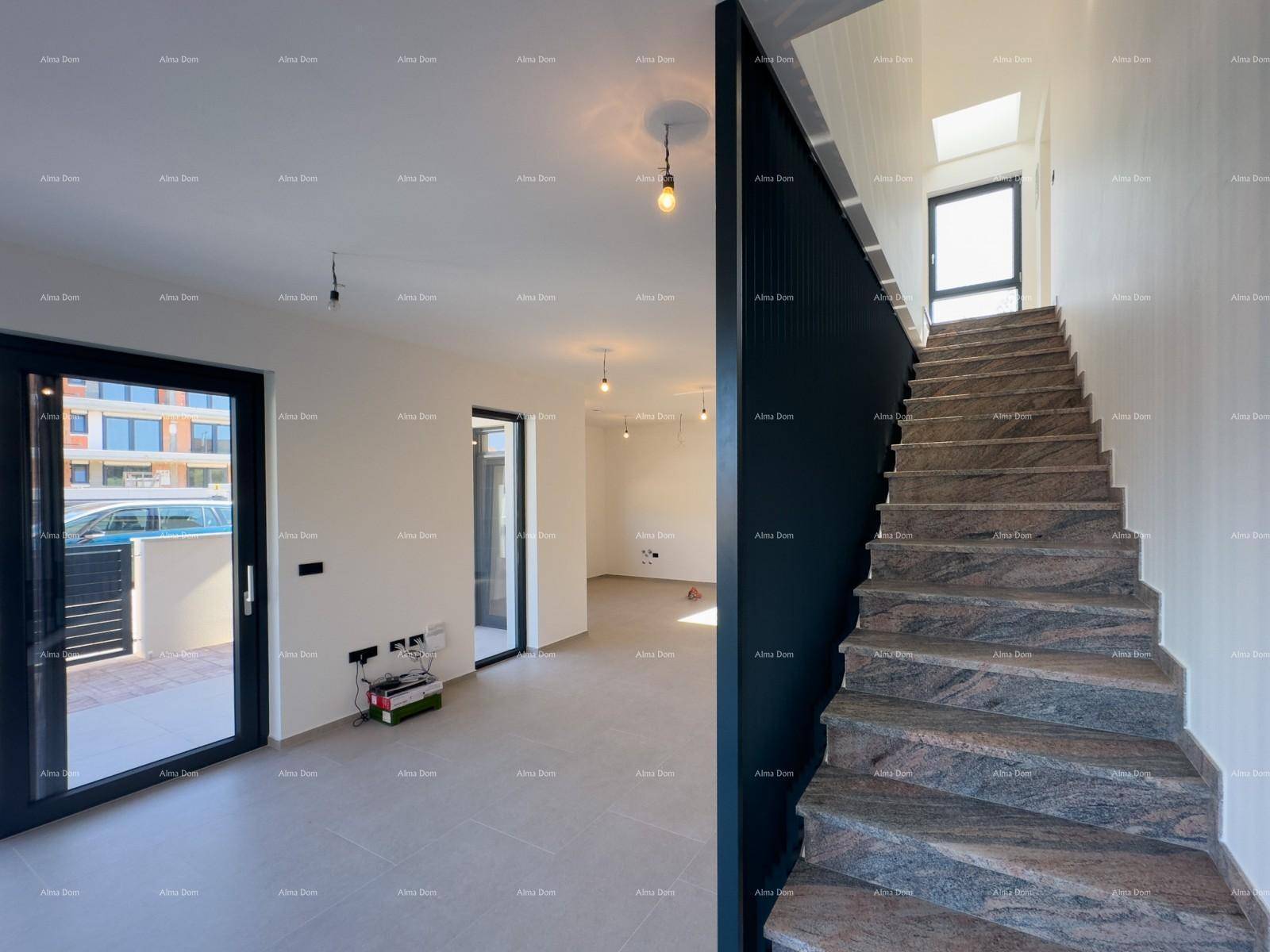 Moderne Treppe mit Granitstufen und Blick in den hellen Wohnbereich.