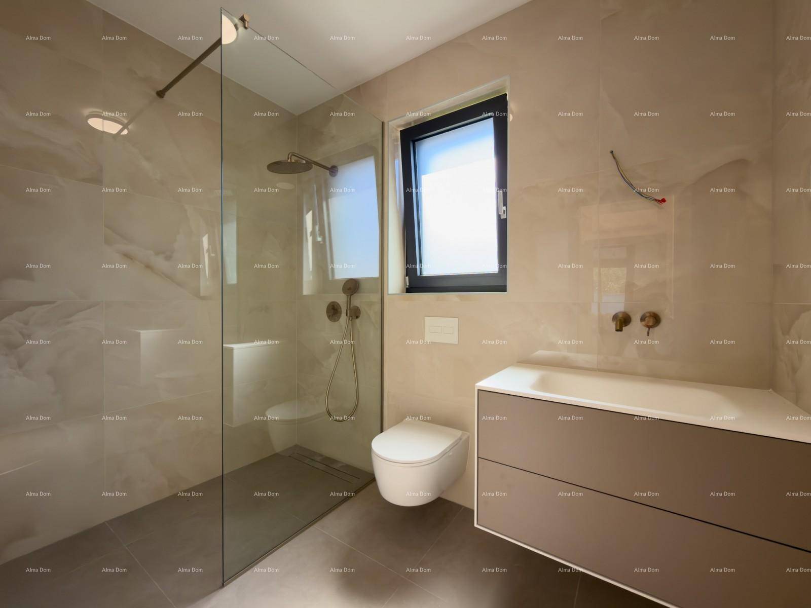 Modernes Badezimmer mit begehbarer Dusche, Wand-WC und schwebendem Waschtisch.