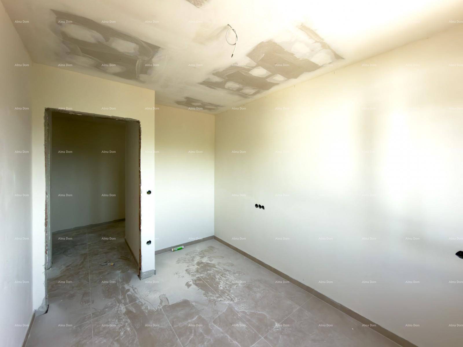 Unfertiger Innenraum mit Türöffnung und vorbereiteten Wänden für den weiteren Ausbau.